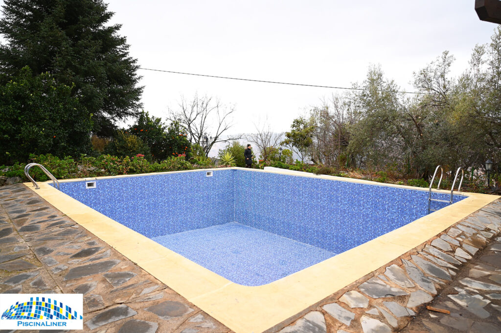 Lanjaron swimming pool liner installation
